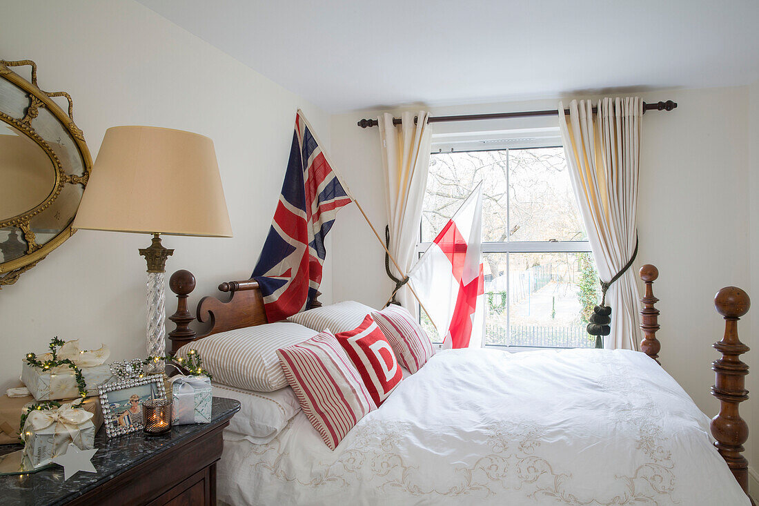 Union Jack über einem antiken Doppelbett in einem Londoner Stadthaus UK
