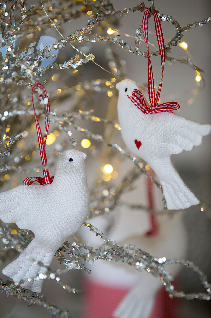 Zwei weiße Tauben hängen in silbernem Weihnachtsschmuck Londoner Stadthaus UK