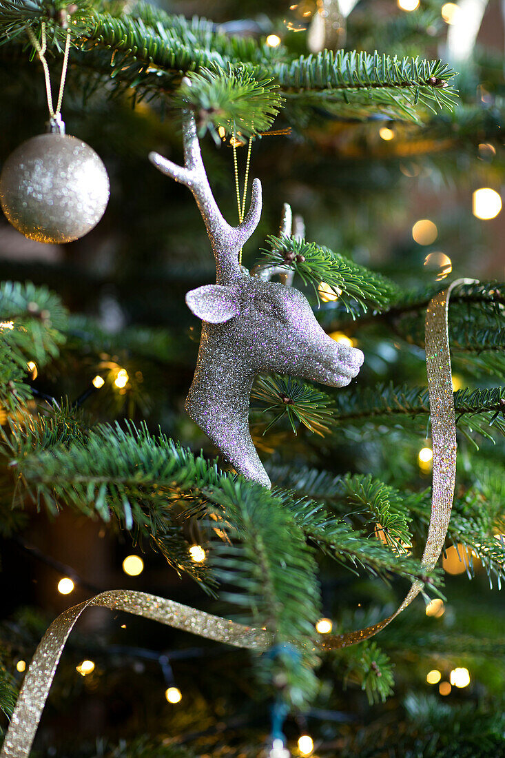 Rentierkopf-Kugel und Luftschlangen im Weihnachtsbaum Liverpool