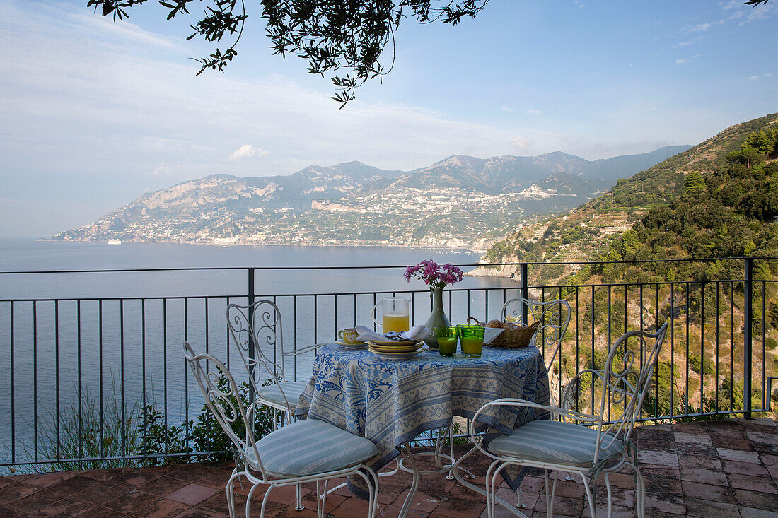 Blick vom schattigen Balkon einer Villa aus den 1970er Jahren an der italienischen Südwestküste