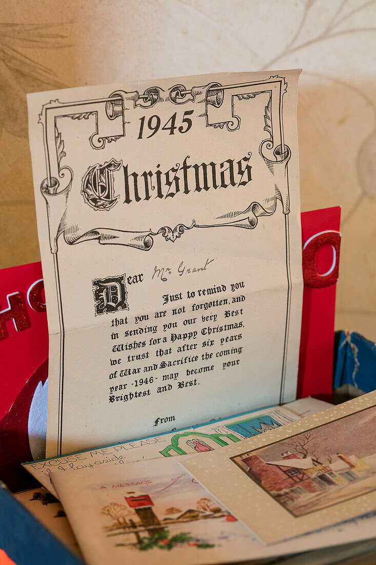 1945 Geschenkgutschein und Grußkarten in einem Haus in Berkshire UK