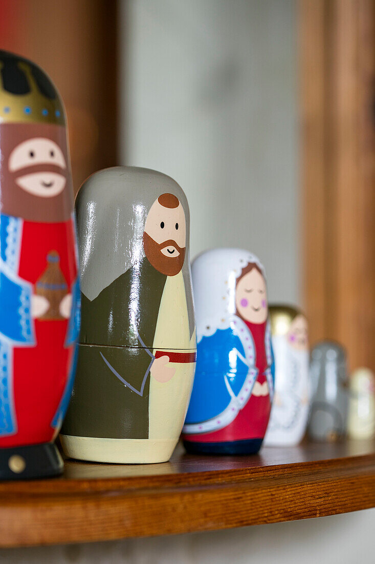 Russische Puppen auf einem Holzregal in einem Haus in Berkshire UK