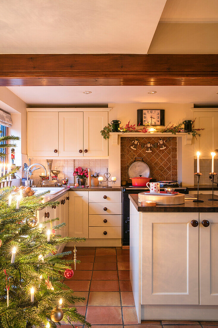 Beleuchteter Weihnachtsbaum in der weißen Einbauküche eines Hauses in Berkshire UK