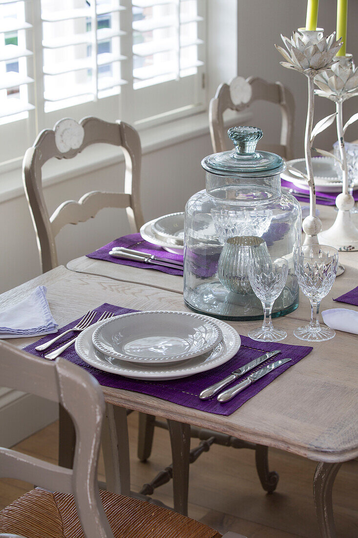 Gläser auf dem Tisch mit violetten Platzdeckchen in einem Haus in West Sussex