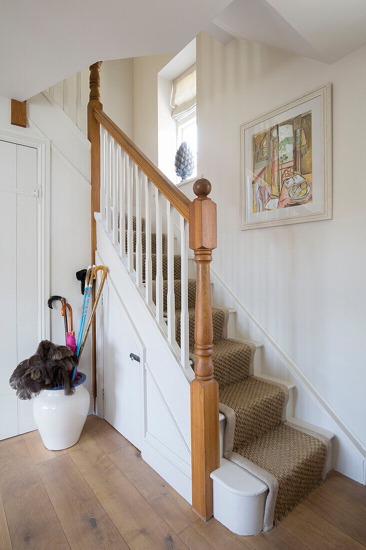 Holzgeländer und Schirmhalter im Treppenhaus eines Hauses in West Sussex