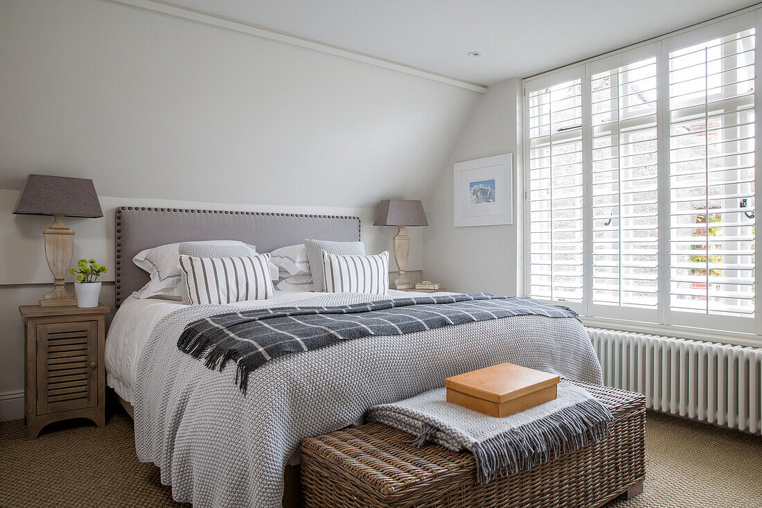 Doppelbett und Deckenkasten am Fenster mit Jalousien in einem Haus in West Sussex