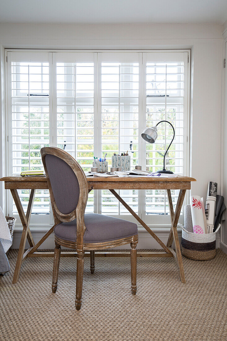 Schreibtisch und Stuhl aus Holz im Fenster eines Hauses in West Sussex