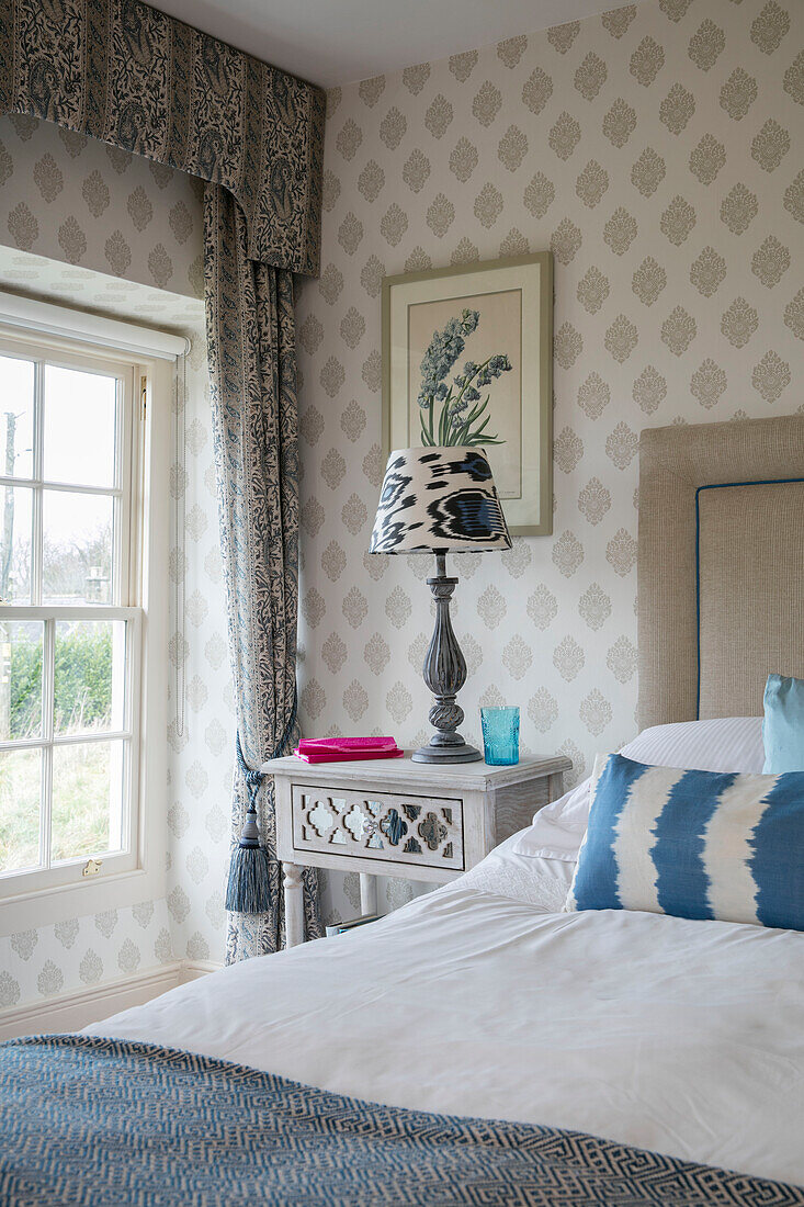 Blaugestreiftes Kissen mit Lampe und Vorhängen in einem Bauernhaus in Dorset UK