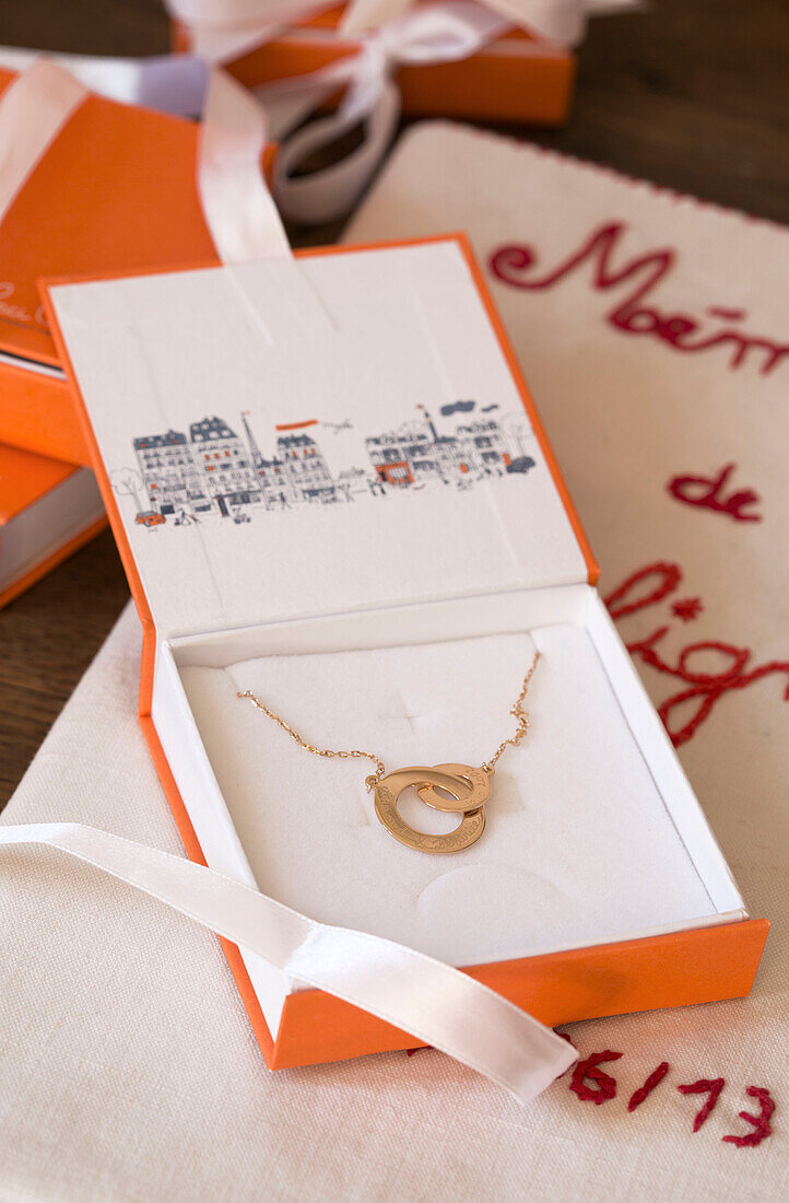 Goldene Halskette in Geschenkbox mit gesticktem französischem Text in einem provenzalischen Bauernhaus aus dem 19