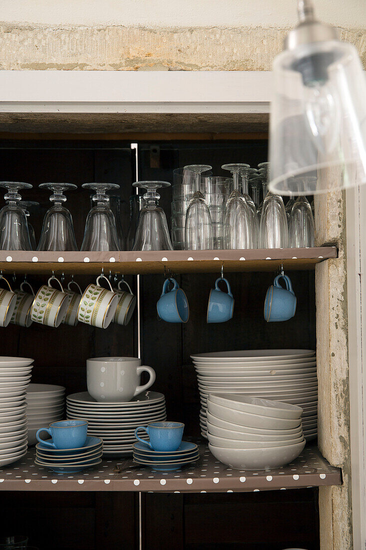 Gläser und Teller mit Teetassen auf Regalen in einem provenzalischen Bauernhaus aus dem 19