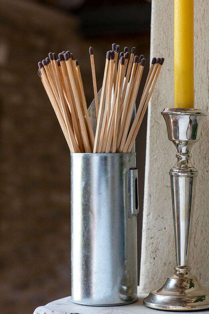 Lange Streichhölzer mit silbernem Kerzenständer in einer umgebauten Scheune in Gloucestershire, UK