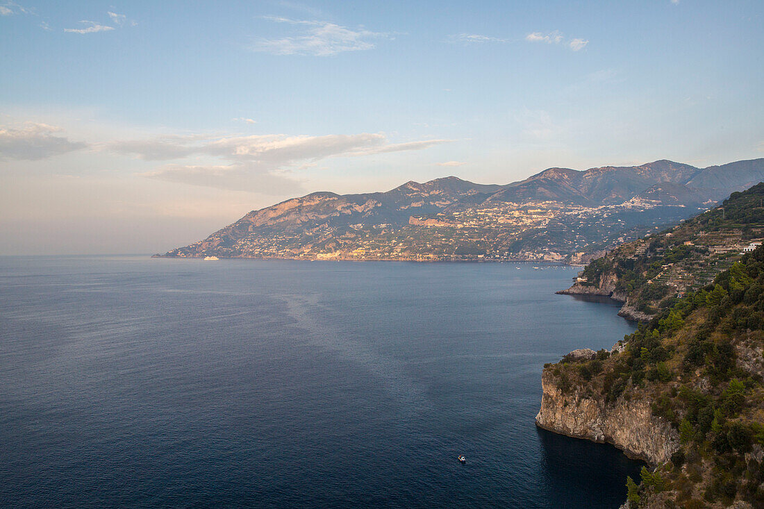 Blick auf die Amalfiküste im Südwesten Italiens