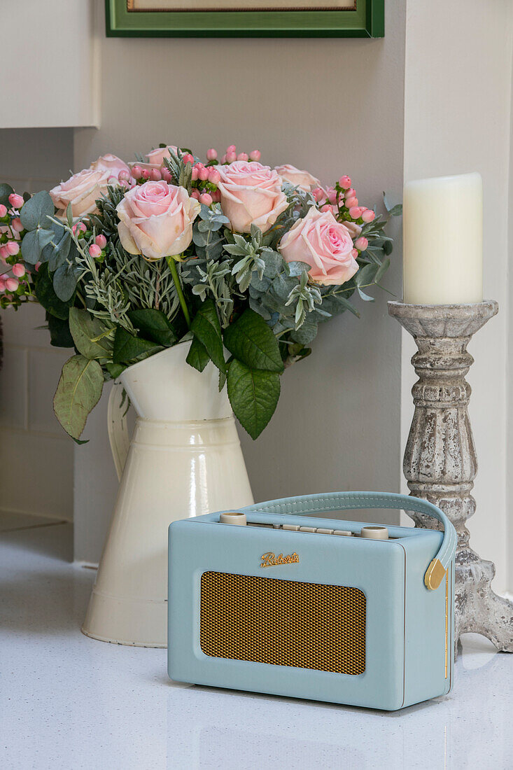 Hellblaues Vintage-Radio mit rosa Rosen und Kerzenständer in einer Londoner Küche UK