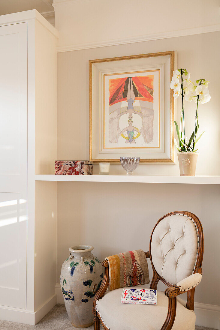 Gerahmtes Kunstwerk und Orchidee mit Stuhl in einem Haus in London, UK