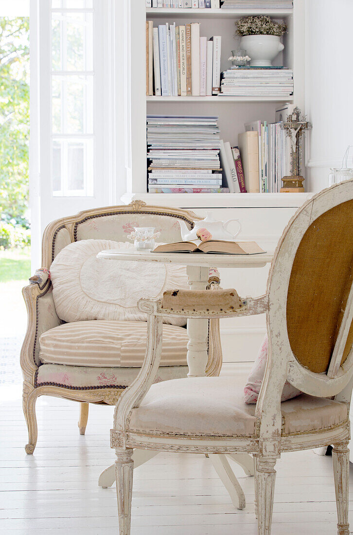 Upgecycelte Stühle und Tisch mit Bücherregal in einem edwardianischen Haus Surrey UK