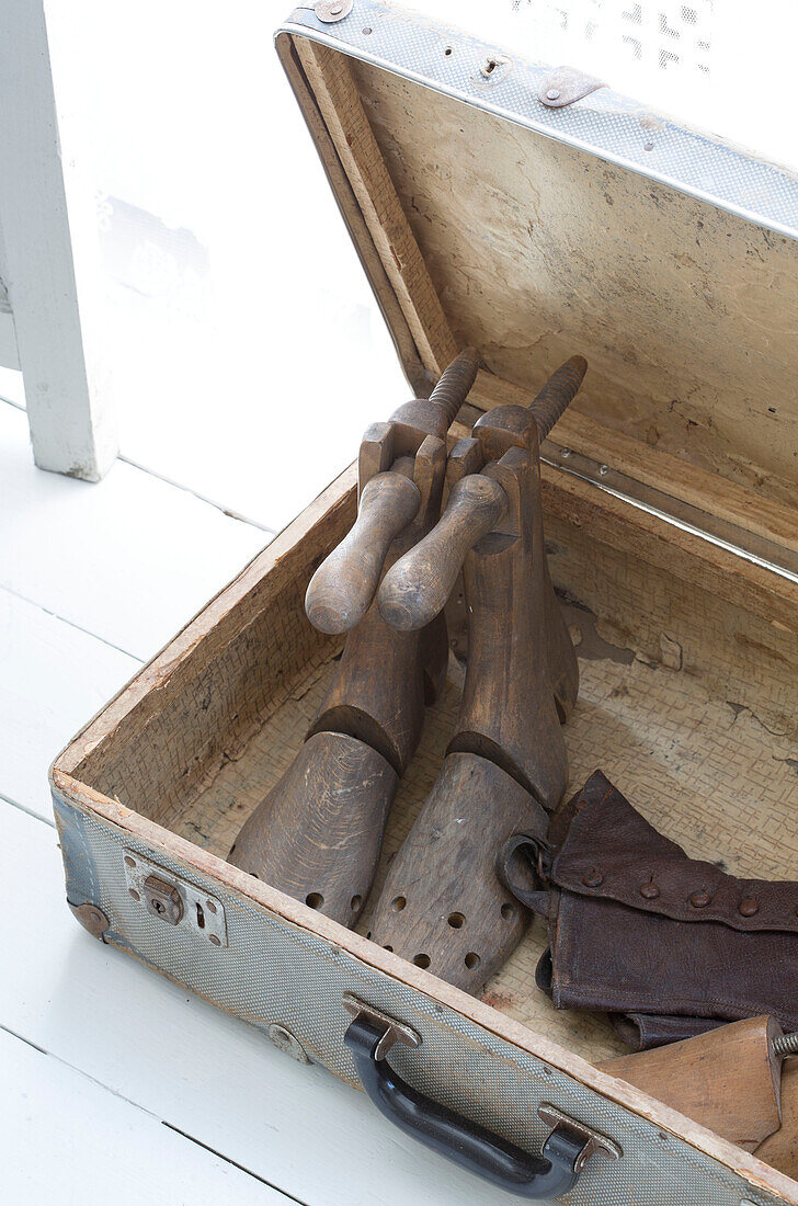 Vintage-Schuhspanner und Stiefel im Koffer in einem edwardianischen Haus in Surrey UK