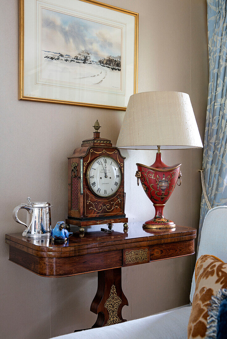 Vintage-Lampe und Uhr auf einem Tisch in einem Haus in Wiltshire England UK