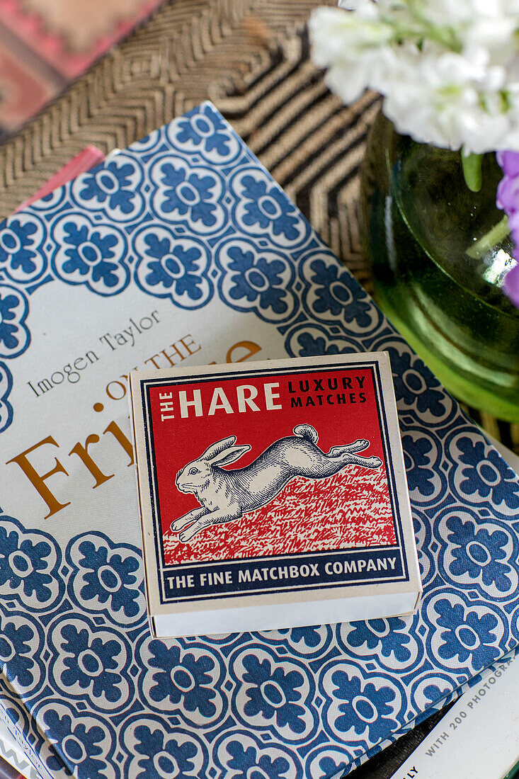 Streichholzschachtel und Buch mit dekorativem Einband in einem Bauernhaus in Somerset, UK