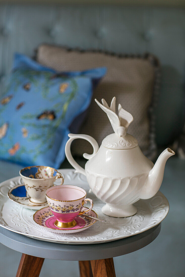 Teekanne mit Tassen und Untertassen auf einem Tablett in einem Einfamilienhaus in Kent, England