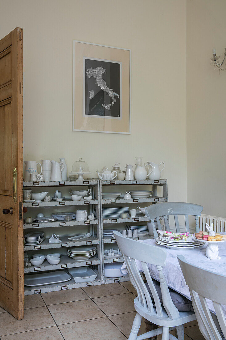 Geschirrregal hinter hölzerner Küchentür in freistehendem Haus in Kent UK