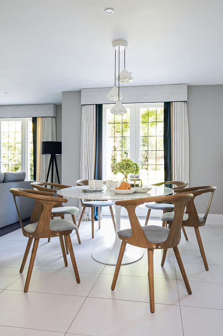 Esstisch aus Carrara-Marmor mit Vintage-Stühlen in einem Haus in Surrey (UK)