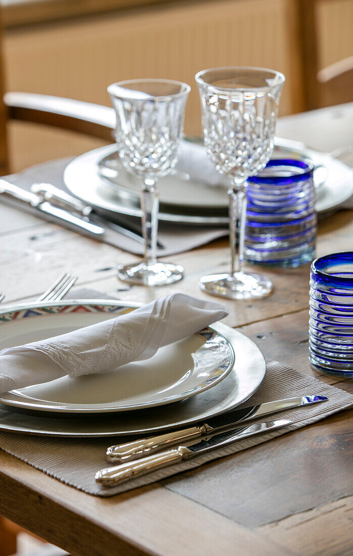 Gedeckter Tisch mit Serviette und geschliffenen Weingläsern in einem Haus in West Sussex, Großbritannien
