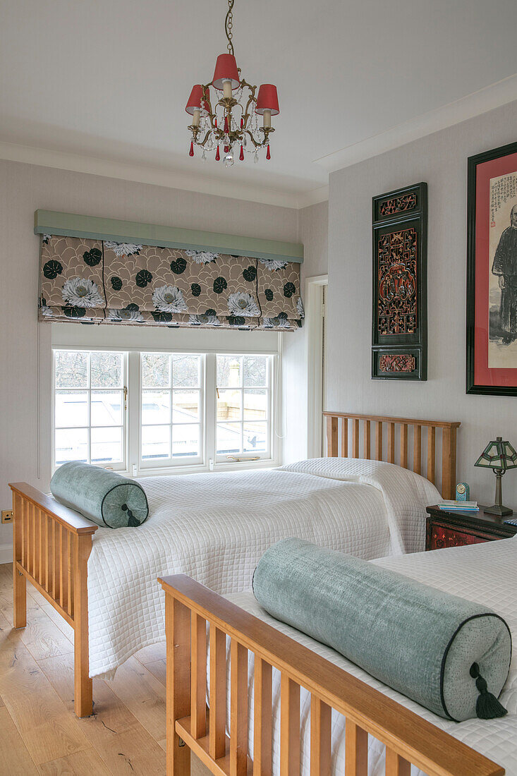 dekorative Schnitzerei über dem Bett in einem Zweibettzimmer in einem Haus in West Sussex UK