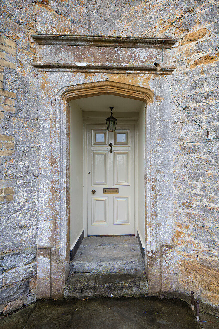 Cremefarbene Eingangstür in einem Haus in Somerset, England