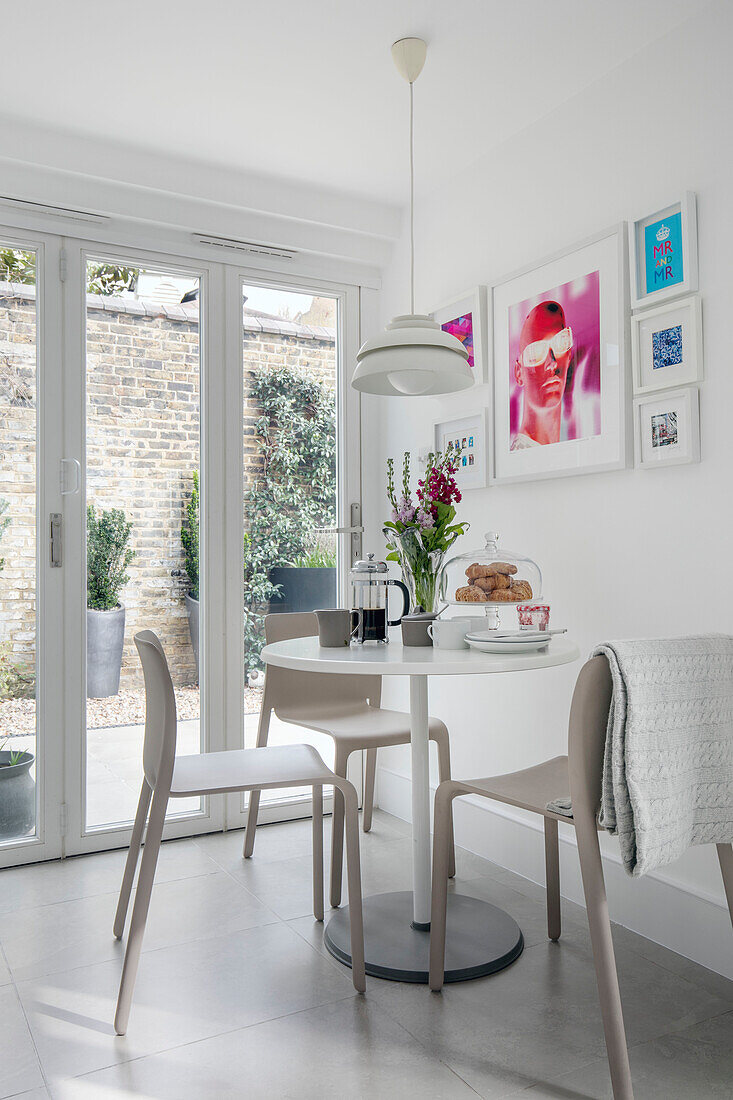 Kaffee und Gebäck auf dem Tisch an der Tür zum Hinterhof in einem Londoner Haus UK