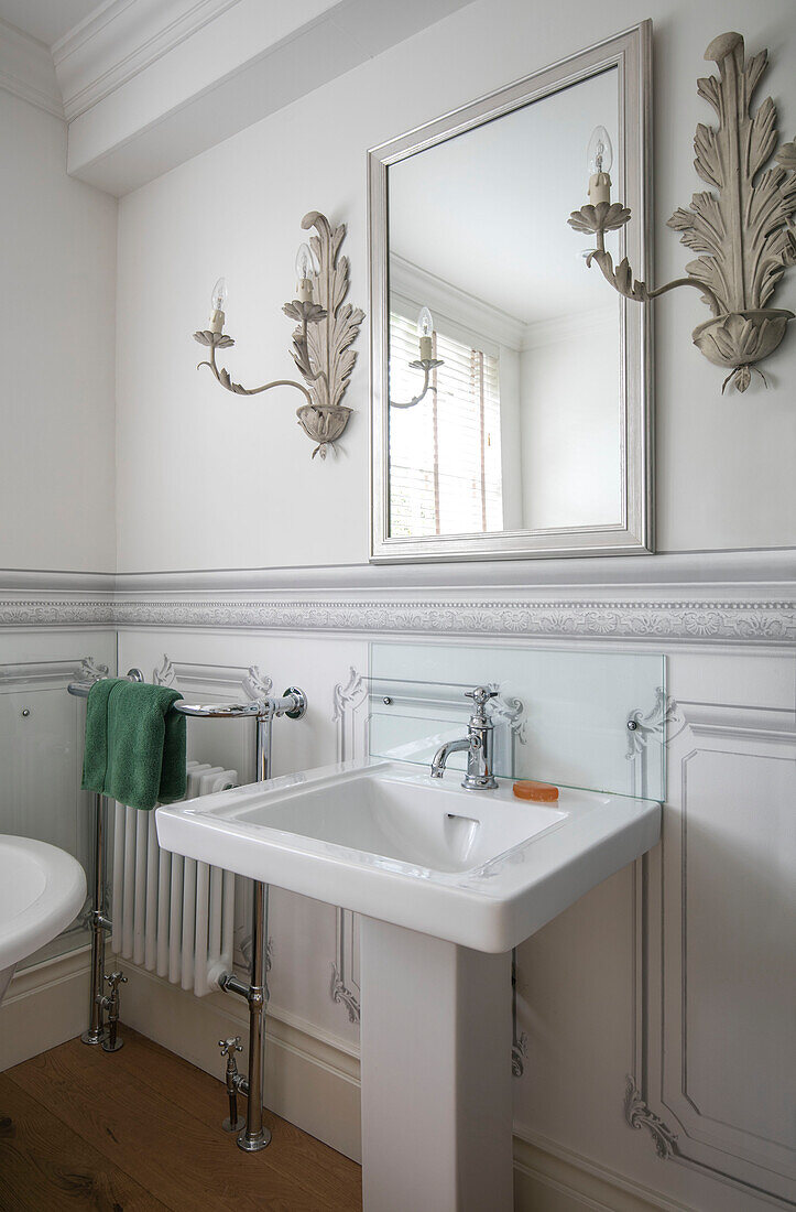 Standwaschbecken mit quadratischem Spiegel und Wandleuchte in einer denkmalgeschützten Villa in Arundel, West Sussex, UK