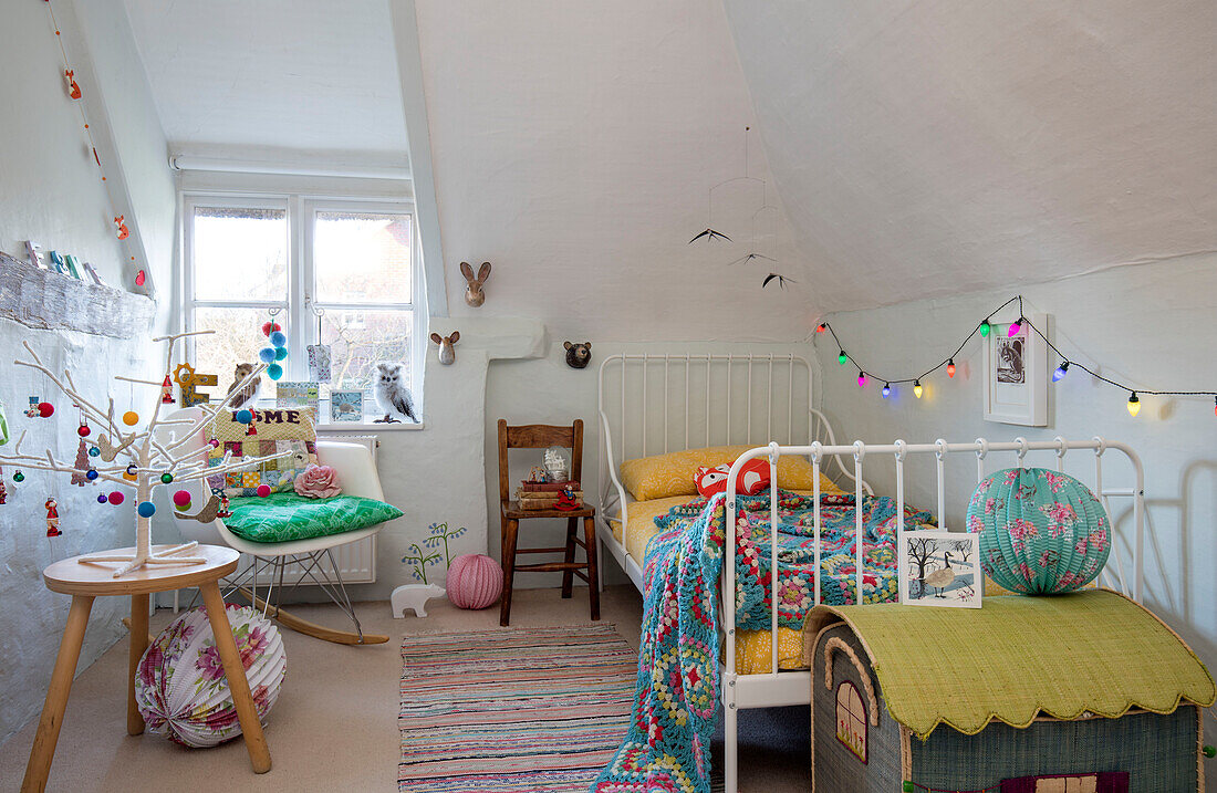 Lichterketten und Spielzeug mit Metallrahmenbett im Mädchenzimmer eines unter Denkmalschutz stehenden Hauses in Hampshire UJ