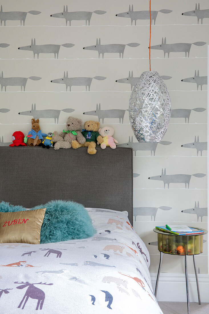 Silberne Pendelleuchte über dem Bett im Kinderzimmer in einem Londoner Haus UK