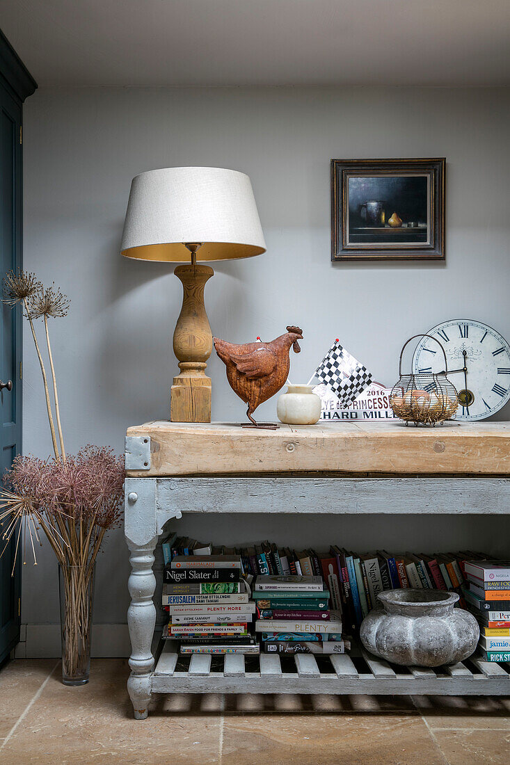 Cremefarbene Lampe und Huhn auf dem Flurtisch in einem Haus in Oxfordshire, Großbritannien