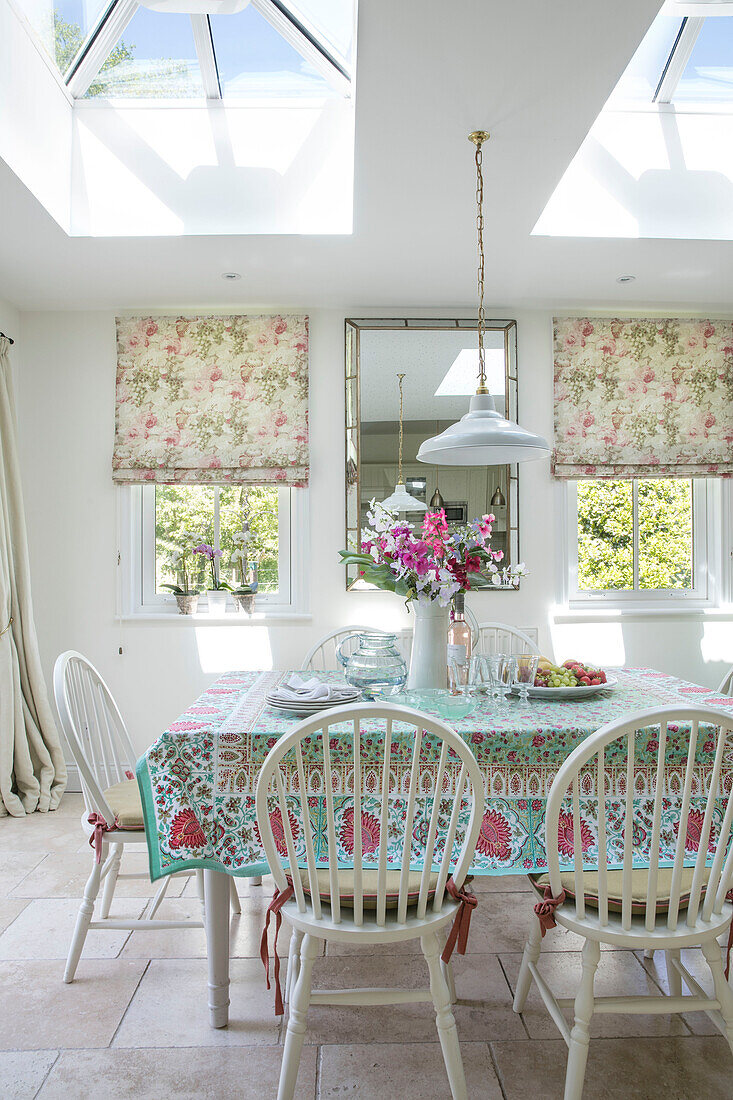 Esstisch und Stühle unter einem Dachfenster in einem Haus in Hampshire, Großbritannien