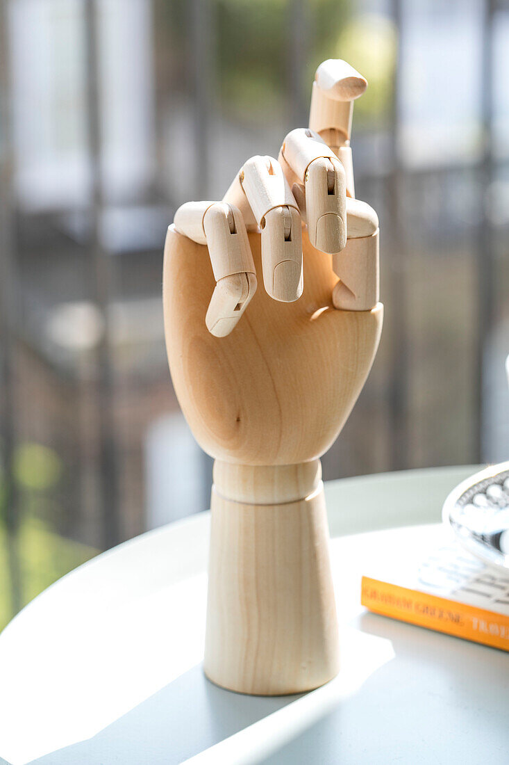 Hölzerne Hand auf Beistelltisch in einem Haus im Norden Londons, UK