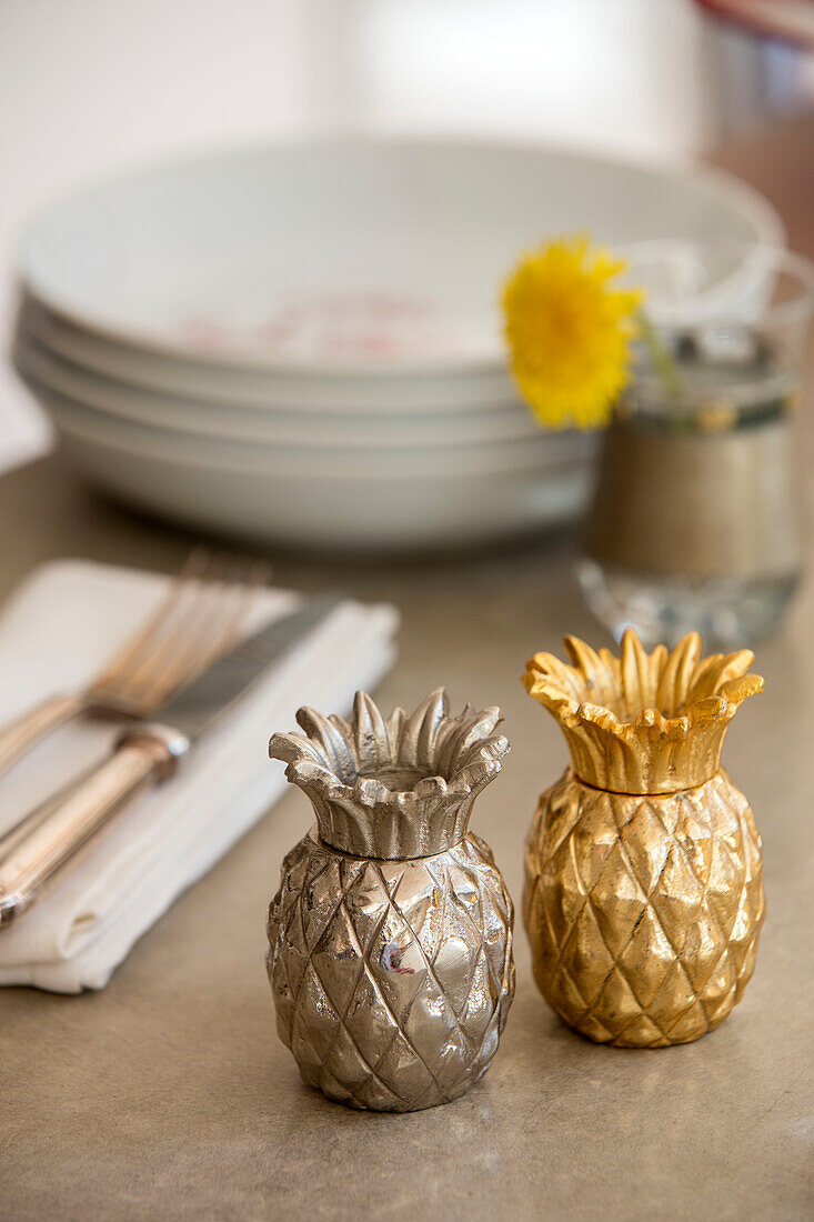 Salz- und Pfefferstreuer in Ananasform auf einem Tisch in einem Londoner Haus im Vereinigten Königreich