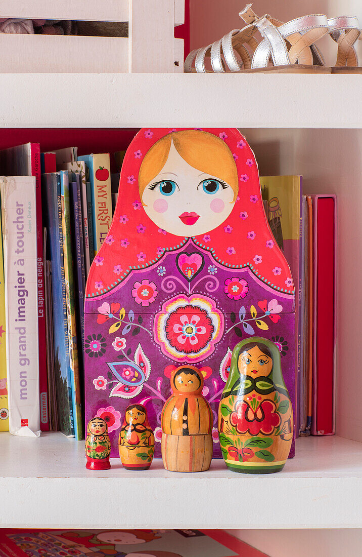 Russische Puppen und Bücher auf einem Regal in einem Londoner Haus UK