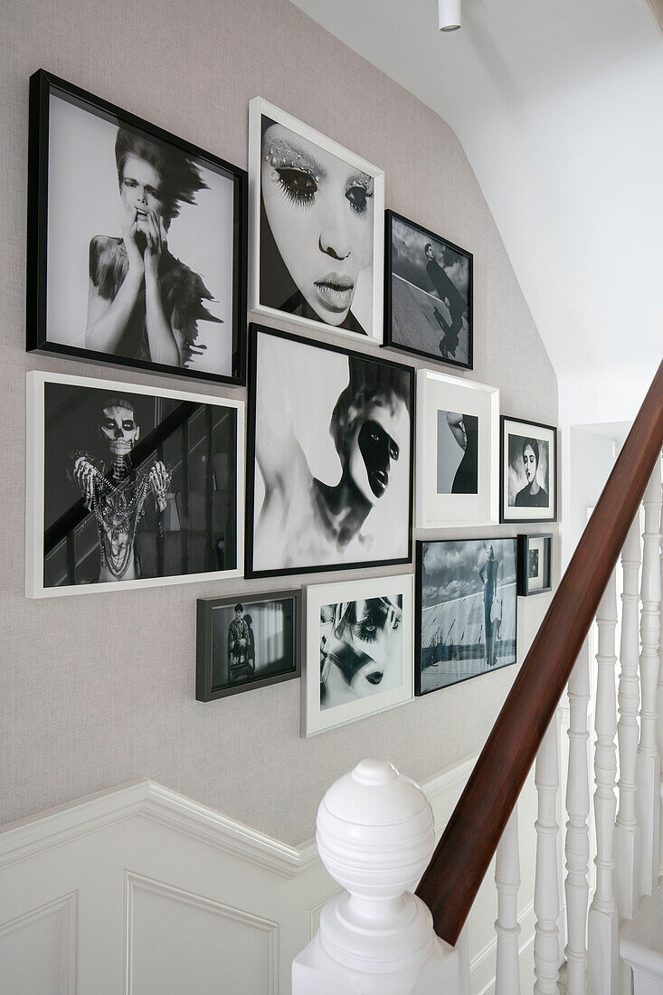 Gerahmte Schwarz-Weiß-Fotografien im Treppenhaus eines Londoner Hauses UK