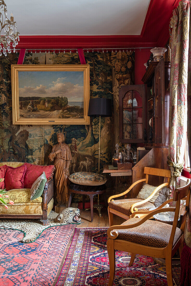 Vergoldetes gerahmtes Kunstwerk mit Wandteppich und zwei Stühlen mit Leopardenmuster in einem Haus in Sussex