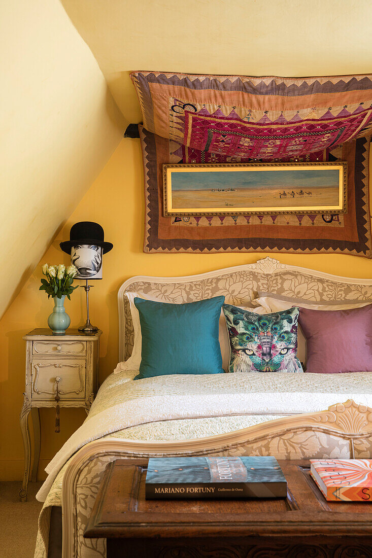Bowler-Hut auf dem Nachttisch mit Wandteppichen in einem Haus in Sussex