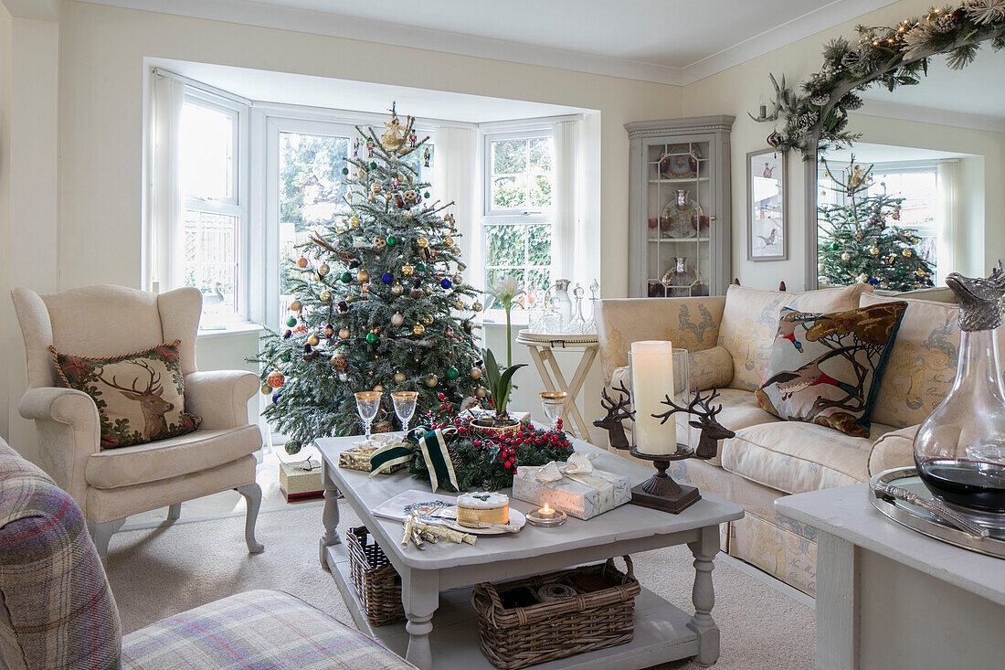 Weihnachtsbaum und Sessel in Erkerfenster mit Sofa und Tisch in Herefordshire Neubau UK