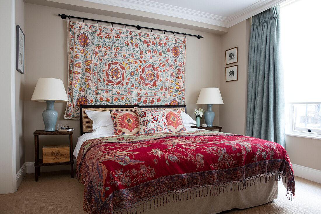 Doppelbett mit handgefertigten Textilien in einer Wohnung im Norden Londons UK