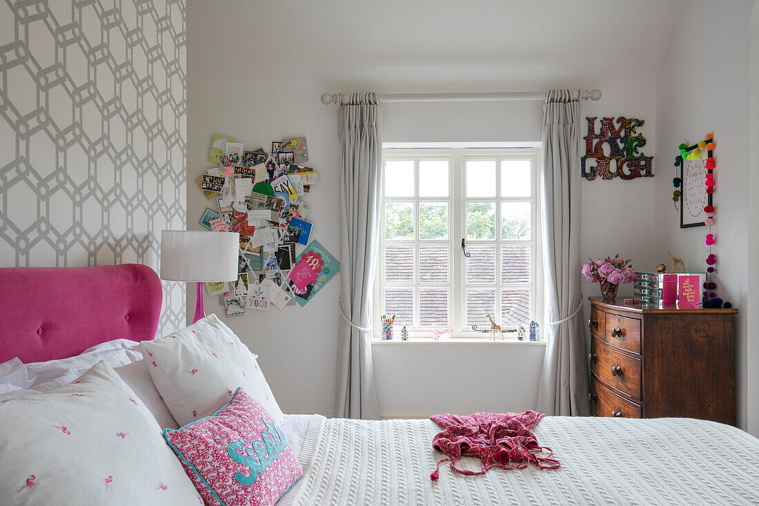 Pinnwand und geometrische Tapete mit rosa Akzenten im Jugendzimmer im viktorianischen Kutschenhaus in West Sussex, England