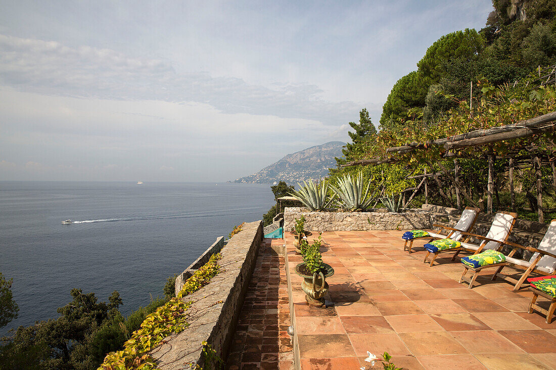 Sonnenliegen auf der Terrasse einer italienischen Villa an der Amalfiküste