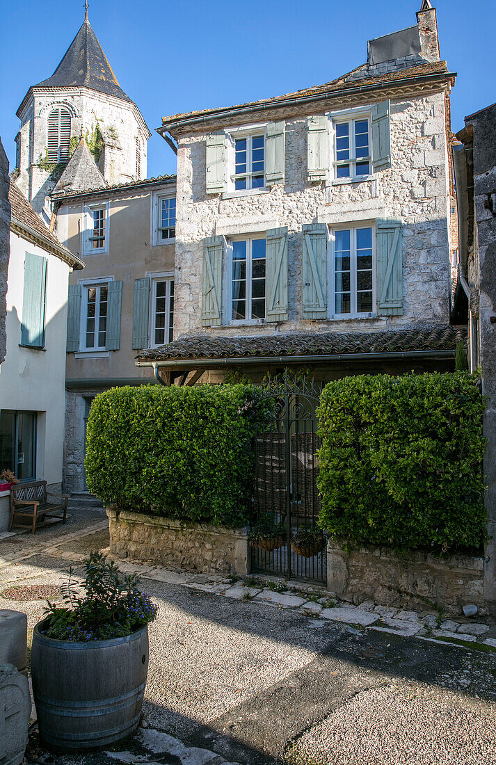 Kleines französisches Stadthaus in Issigeac, einem kleinen mittelalterlichen Dorf aus der Römerzeit im Perigord Frankreich