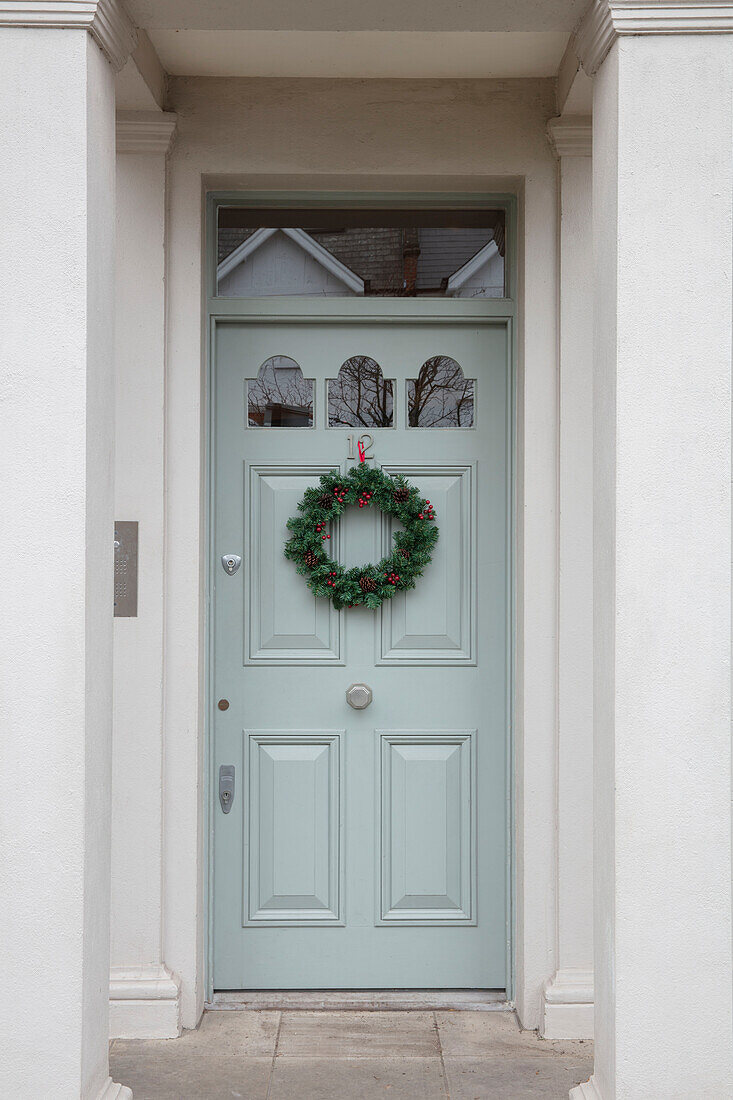 Weihnachtskranz und hellgrüne Tür zu Nummer 12 in London UK