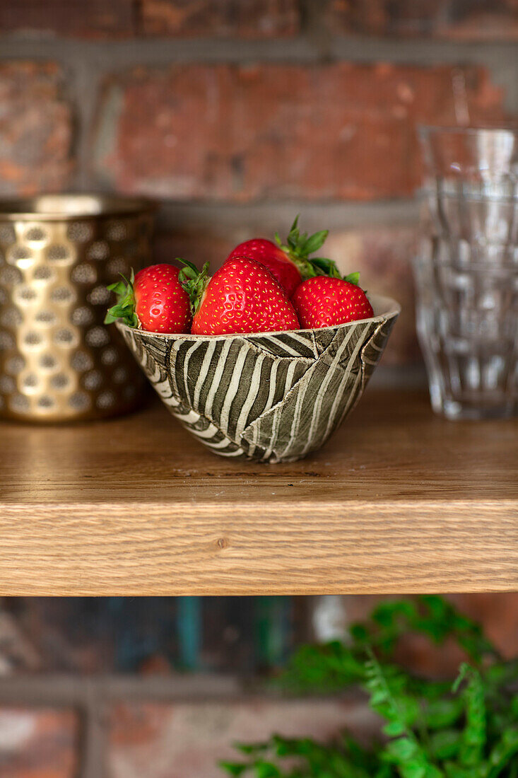 Erdbeeren in handgefertigter Schale mit freiliegenden Ziegeln in Manchester UK