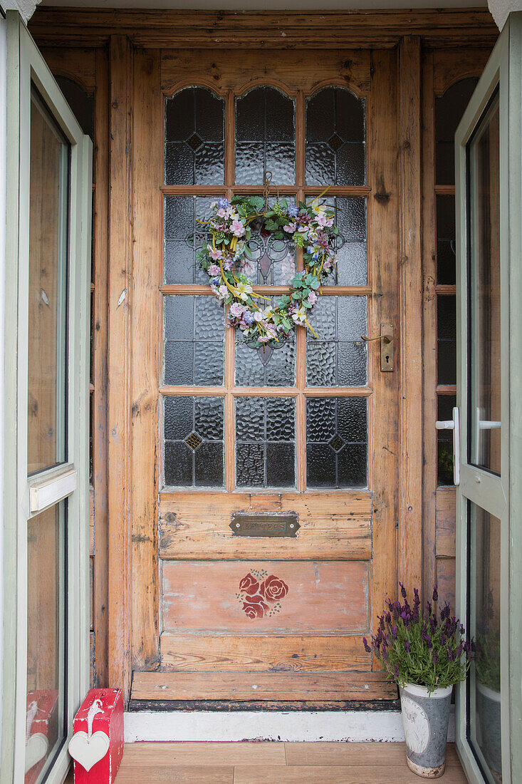 Originale Kiefernholztür aus den 1930er Jahren mit einem Kranz und schablonierten Blumen Barrow in Furness Cumbria UK