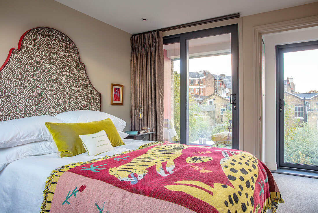Schlafzimmer im Safari-Stil mit Blick auf South London UK