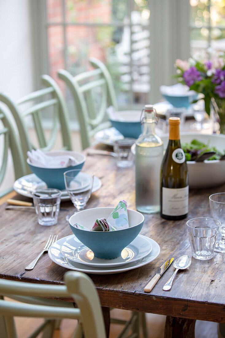Gedeck mit Weißwein auf einem Tisch in einem edwardianischen Stadthaus im Südwesten Londons, UK